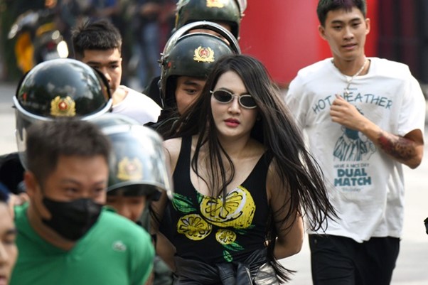 Bất ngờ với nhan sắc "girl phố" gây náo loạn hồ Hoàn Kiếm là nữ Thiếu tá công an - Ảnh 5.