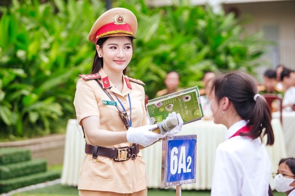 Bất ngờ với nhan sắc "girl phố" gây náo loạn hồ Hoàn Kiếm là nữ Thiếu tá công an - Ảnh 8.