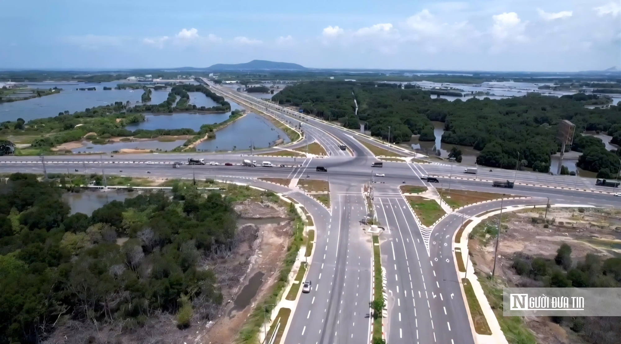 Thi công xuyên ngày đêm tuyến đường ven biển 7.000 tỷ đồng: Nỗ lực vì mục tiêu kết nối vùng- Ảnh 3. Thi công xuyên ngày đêm tuyến đường ven biển 7.000 tỷ đồng: Nỗ lực vì mục tiêu kết nối vùng- Ảnh 3.