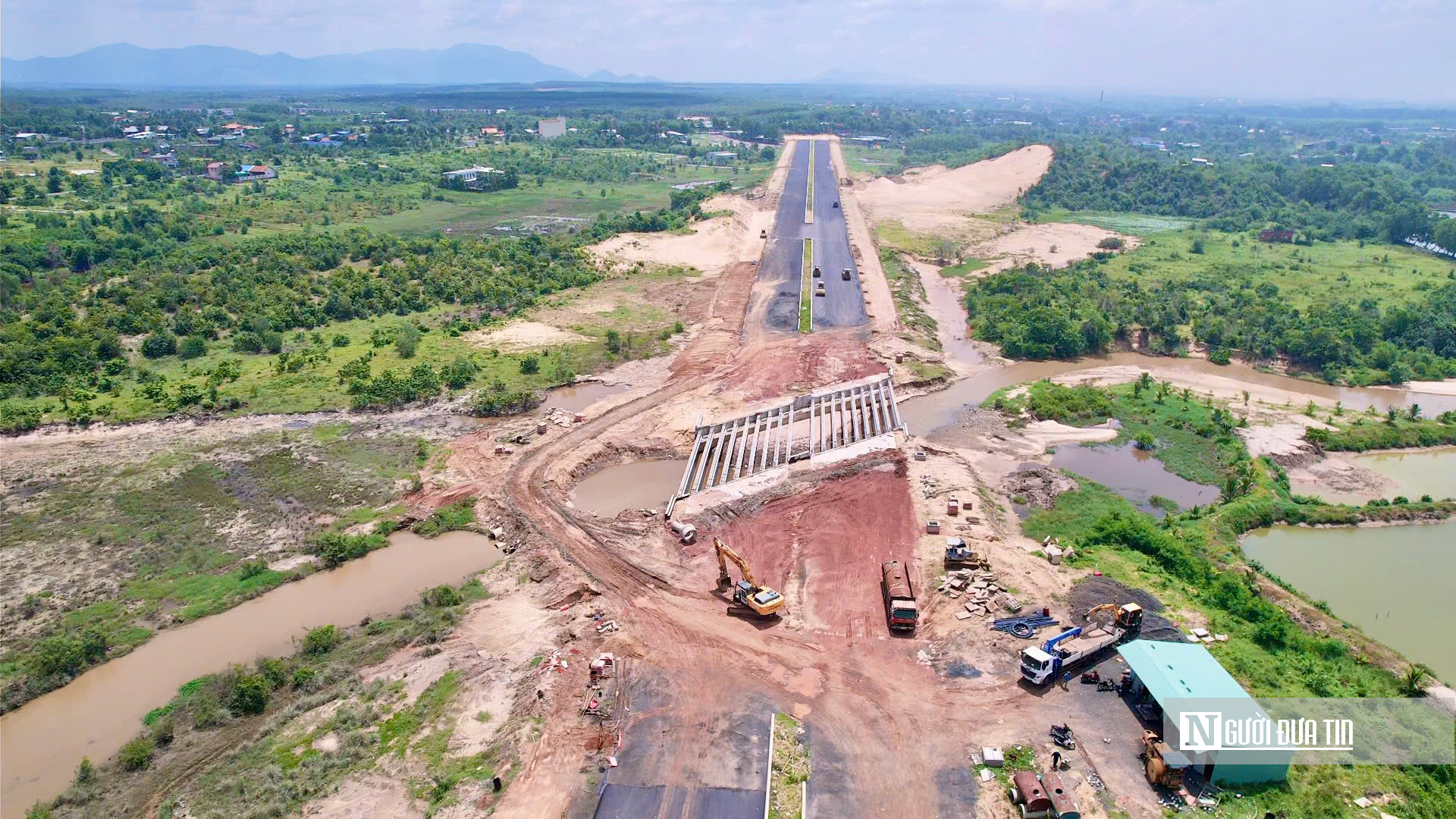 Thi công xuyên ngày đêm tuyến đường ven biển 7.000 tỷ đồng: Nỗ lực vì mục tiêu kết nối vùng- Ảnh 4. Thi công xuyên ngày đêm tuyến đường ven biển 7.000 tỷ đồng: Nỗ lực vì mục tiêu kết nối vùng- Ảnh 4.