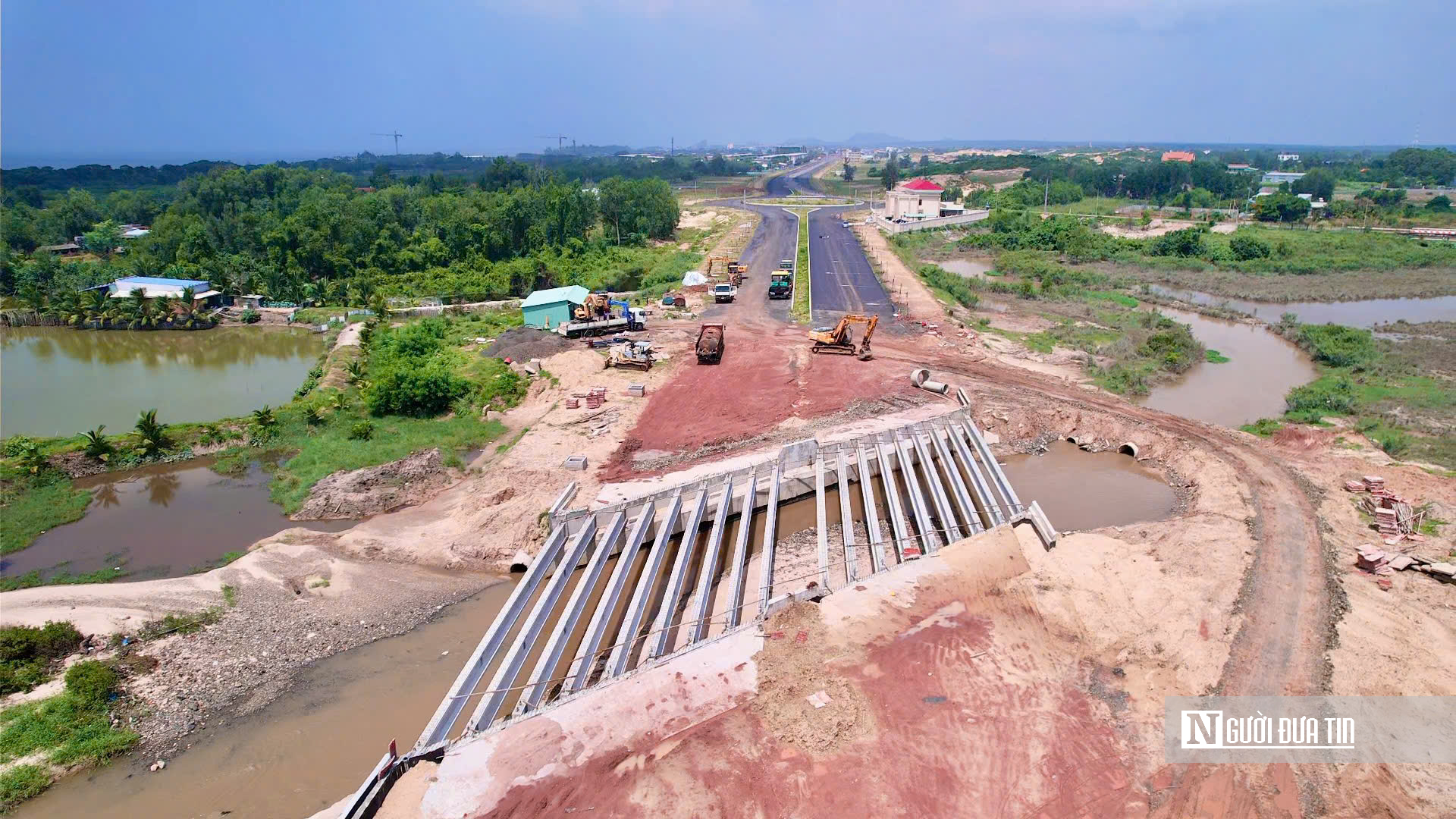 Thi công xuyên ngày đêm tuyến đường ven biển 7.000 tỷ đồng: Nỗ lực vì mục tiêu kết nối vùng- Ảnh 6. Thi công xuyên ngày đêm tuyến đường ven biển 7.000 tỷ đồng: Nỗ lực vì mục tiêu kết nối vùng- Ảnh 6.