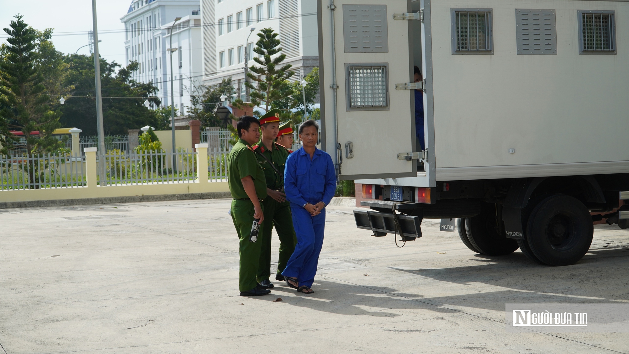 Cận cảnh phiên tòa xét xử ông “trùm” cát tặc và kẻ chạy án hàng tỷ đồng ở Lâm Đồng - Ảnh 1.
