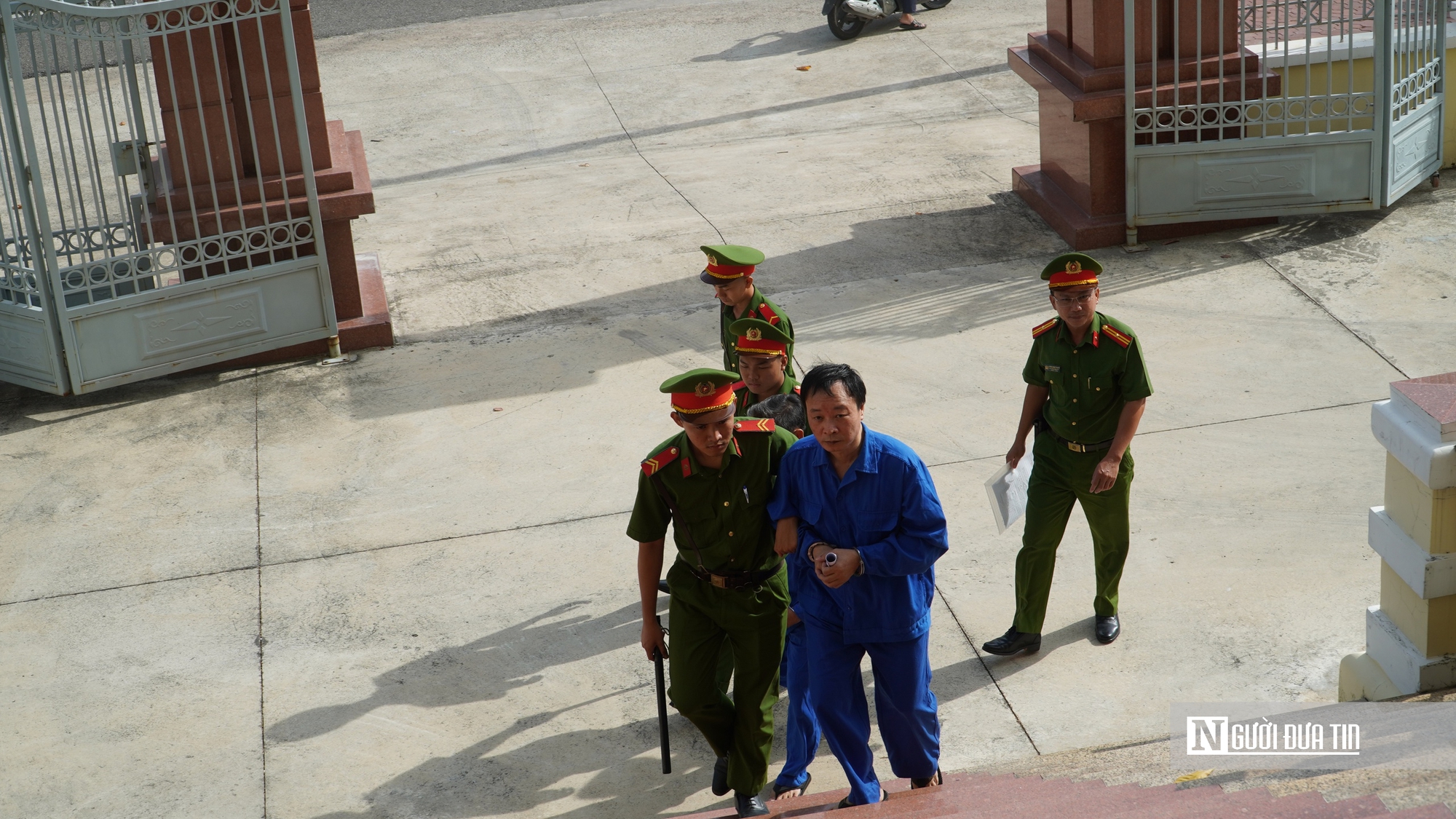 Cận cảnh phiên tòa xét xử ông “trùm” cát tặc và kẻ chạy án hàng tỷ đồng ở Lâm Đồng - Ảnh 2.