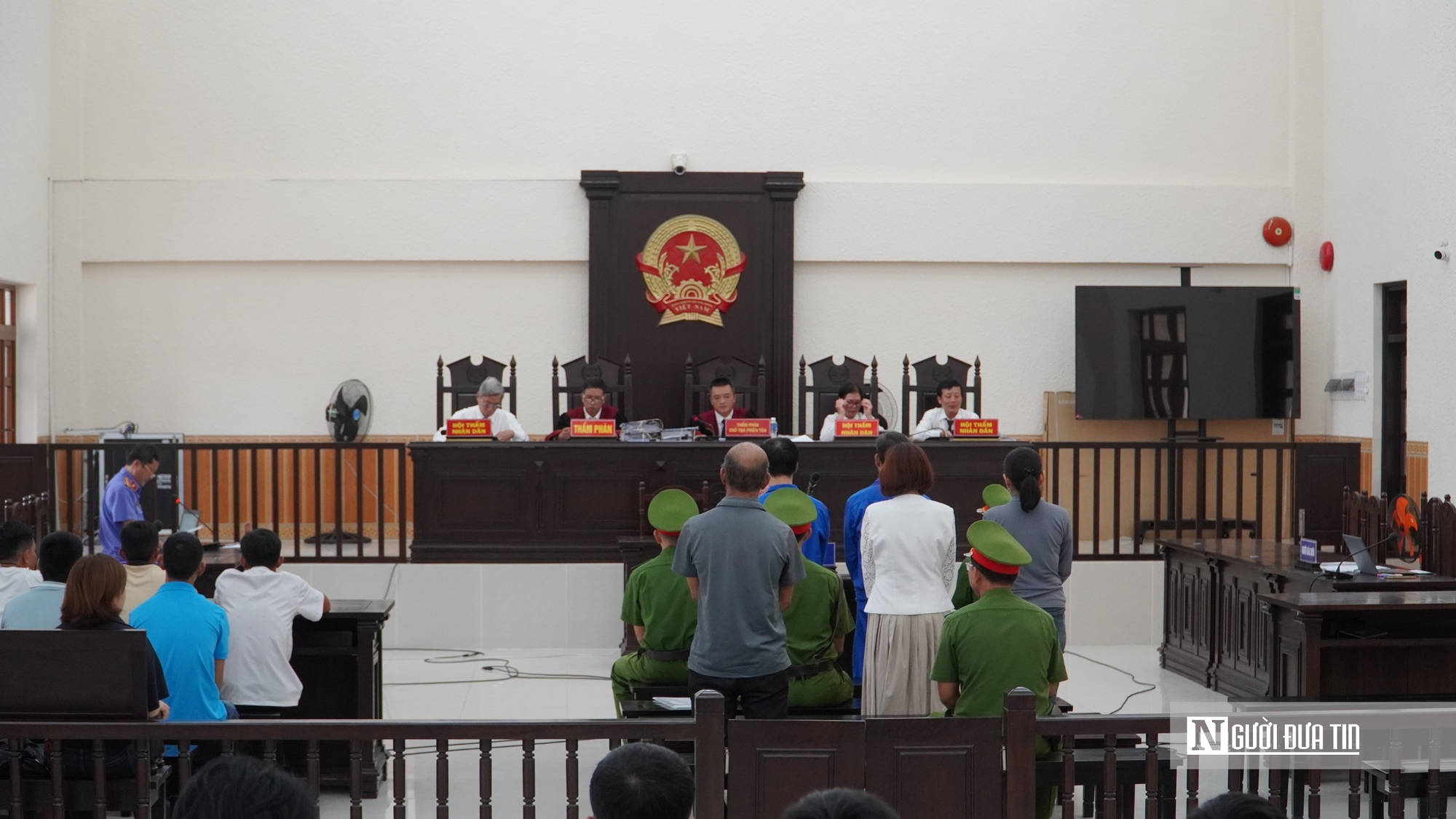 Cận cảnh phiên tòa xét xử ông “trùm” cát tặc và kẻ chạy án hàng tỷ đồng ở Lâm Đồng - Ảnh 3.