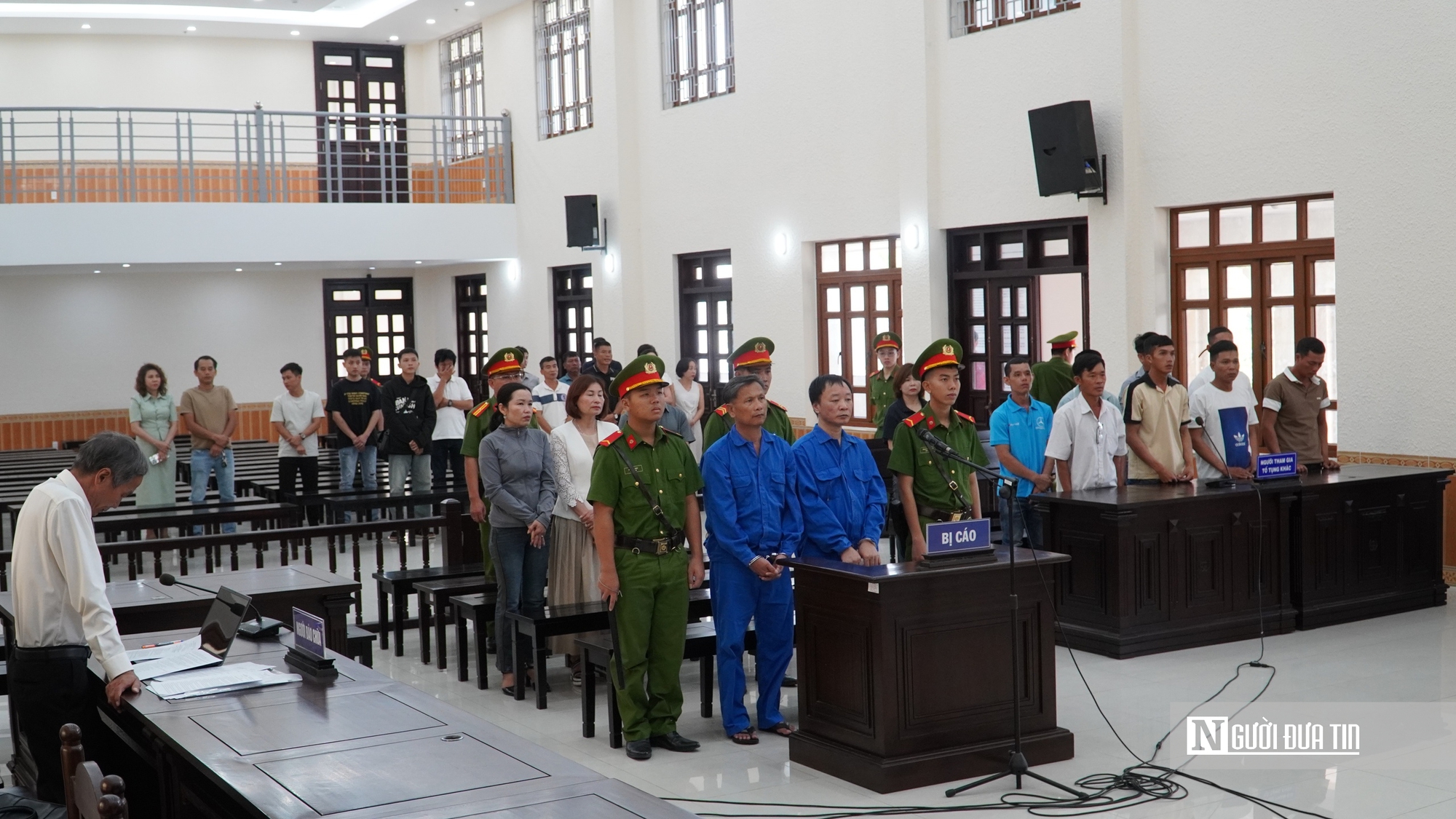 Cận cảnh phiên tòa xét xử ông “trùm” cát tặc và kẻ chạy án hàng tỷ đồng ở Lâm Đồng - Ảnh 4.
