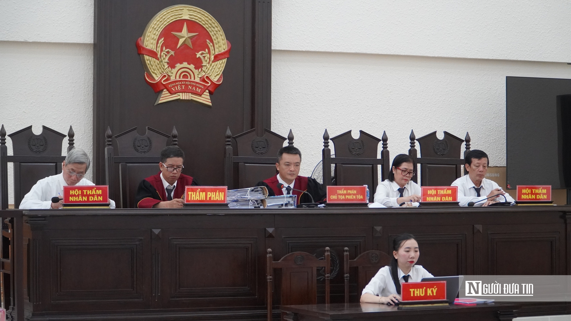 Cận cảnh phiên tòa xét xử ông “trùm” cát tặc và kẻ chạy án hàng tỷ đồng ở Lâm Đồng - Ảnh 5.