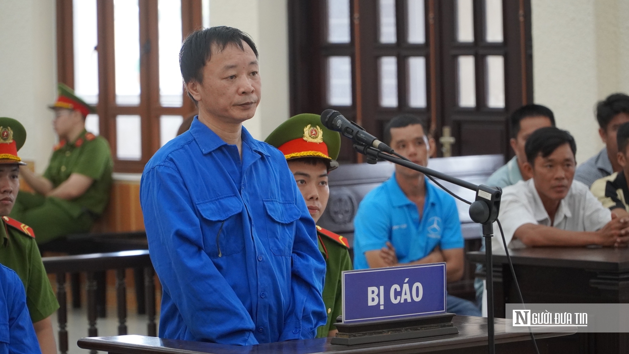 Cận cảnh phiên tòa xét xử ông “trùm” cát tặc và kẻ chạy án hàng tỷ đồng ở Lâm Đồng - Ảnh 6.