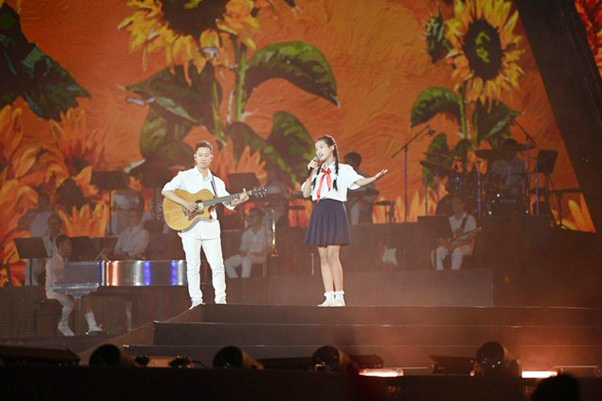 Cô bé 13 tuổi cất giọng khiến hàng ngàn trái tim rung động trong concert "Tổ quốc trong tim" là ai?- Ảnh 1. Cô bé 13 tuổi cất giọng khiến hàng ngàn trái tim rung động trong concert "Tổ quốc trong tim" là ai?- Ảnh 1.