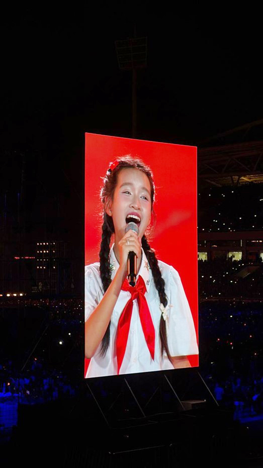 Cô bé 13 tuổi cất giọng khiến hàng ngàn trái tim rung động trong concert "Tổ quốc trong tim" là ai?- Ảnh 3. Cô bé 13 tuổi cất giọng khiến hàng ngàn trái tim rung động trong concert "Tổ quốc trong tim" là ai?- Ảnh 3.