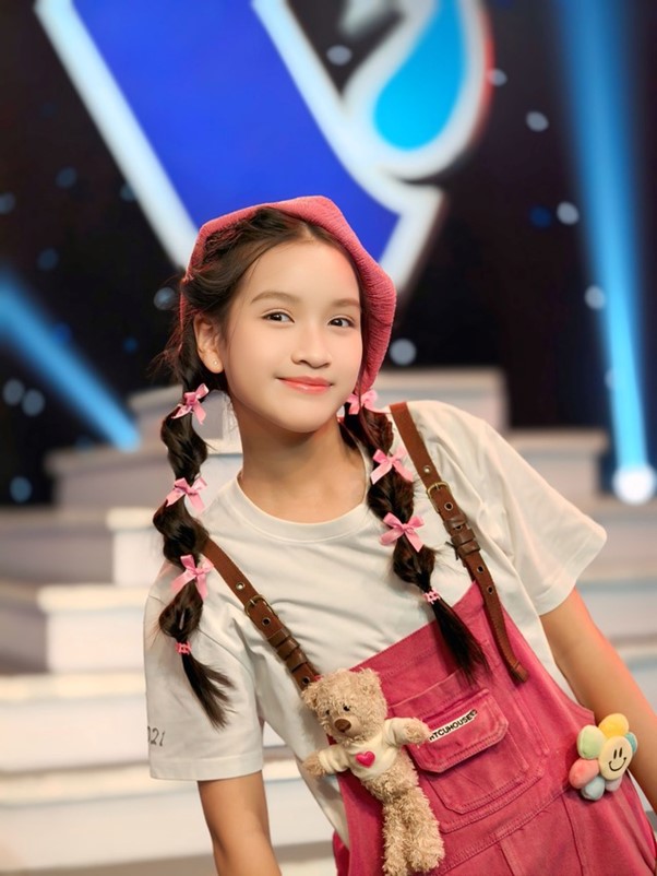 Cô bé 13 tuổi cất giọng khiến hàng ngàn trái tim rung động trong concert "Tổ quốc trong tim" là ai?- Ảnh 8. Cô bé 13 tuổi cất giọng khiến hàng ngàn trái tim rung động trong concert "Tổ quốc trong tim" là ai?- Ảnh 8.