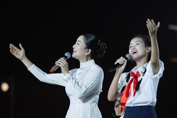 Cô bé 13 tuổi cất giọng khiến hàng ngàn trái tim rung động trong concert "Tổ quốc trong tim" là ai?- Ảnh 2. Cô bé 13 tuổi cất giọng khiến hàng ngàn trái tim rung động trong concert "Tổ quốc trong tim" là ai?- Ảnh 2.