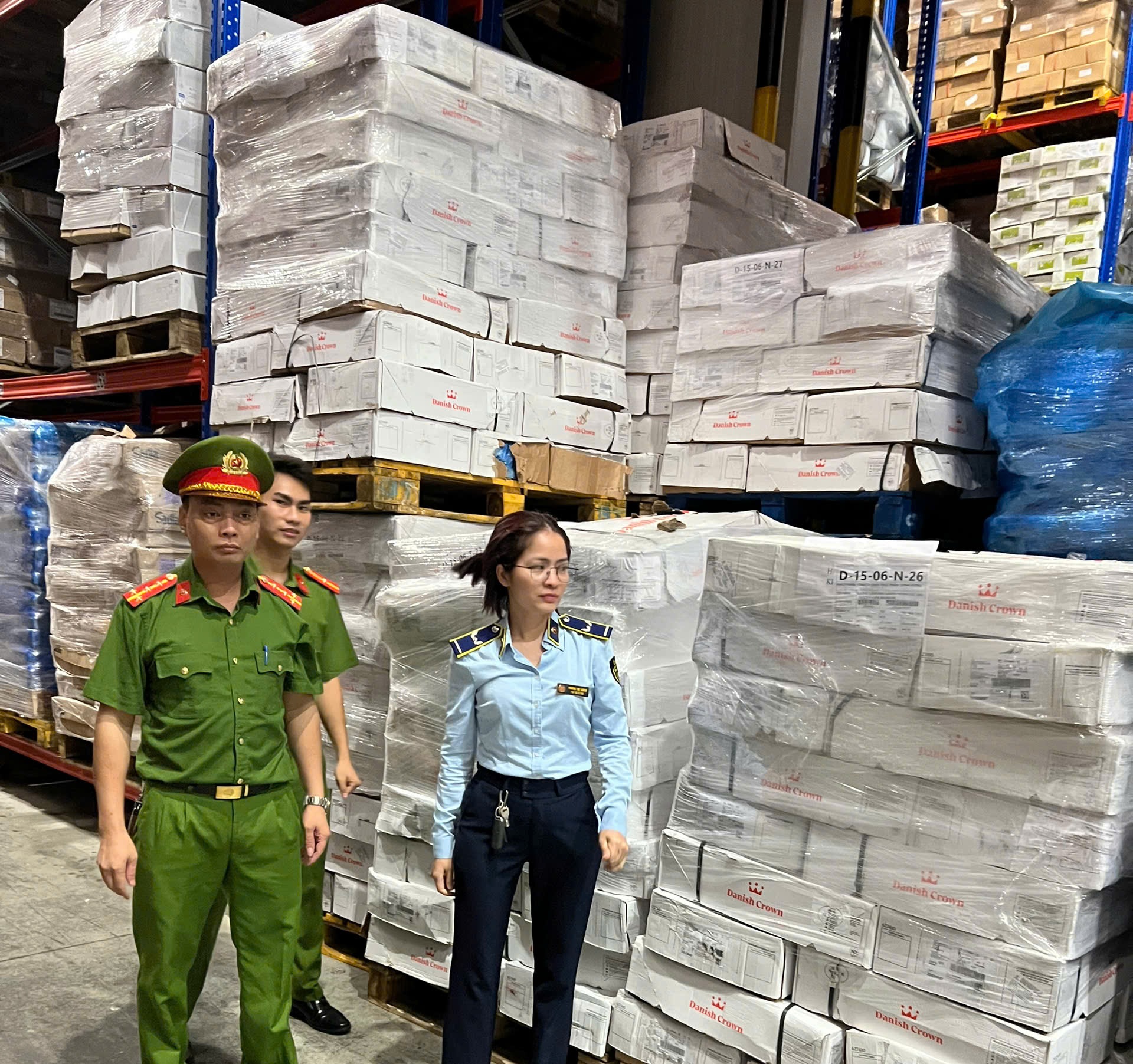 Tạm giữ gần 16 tấn thực phẩm đông lạnh hết hạn sử dụng- Ảnh 1. Tạm giữ gần 16 tấn thực phẩm đông lạnh hết hạn sử dụng- Ảnh 1.