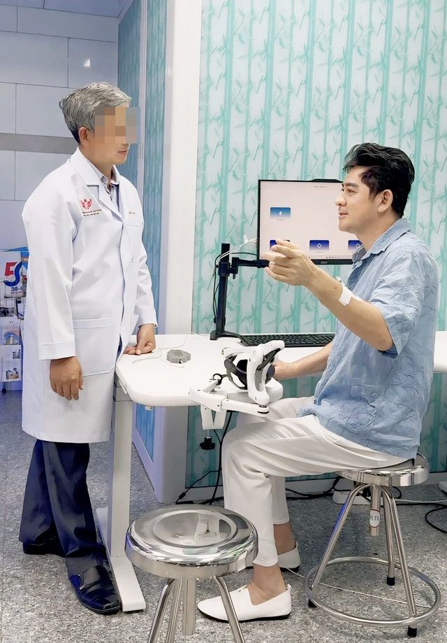 Diễn viên Huỳnh Anh Tuấn lộ diện khi đến viện điều trị hậu đột quỵ thu húy sự chú ý - Ảnh 3.