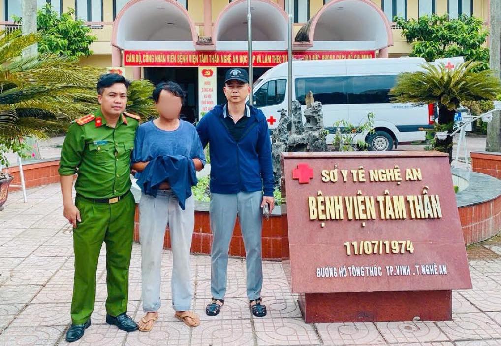 Công an khống chế người đàn ông có biểu hiện tâm thần, cầm dao đe dọa người đi đường - Ảnh 1.