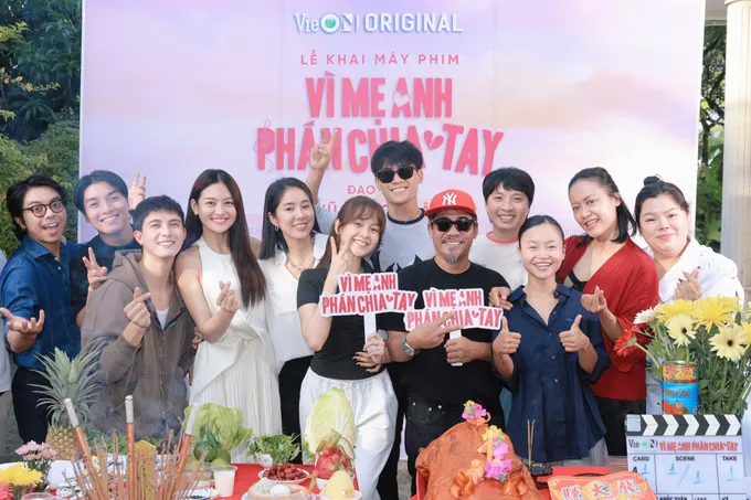 "Chị Hai" Lê Phương hết làm "trai đẹp" lại dịu dàng bên Hồng Ánh - Ảnh 1.