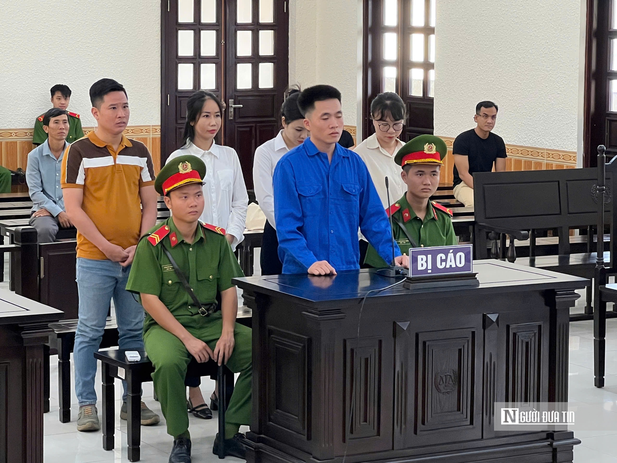 Án tù cho nhóm nam, nữ làm giả giấy tờ để làm thủ tục cấp phép lao động cho người nước ngoài - Ảnh 1.