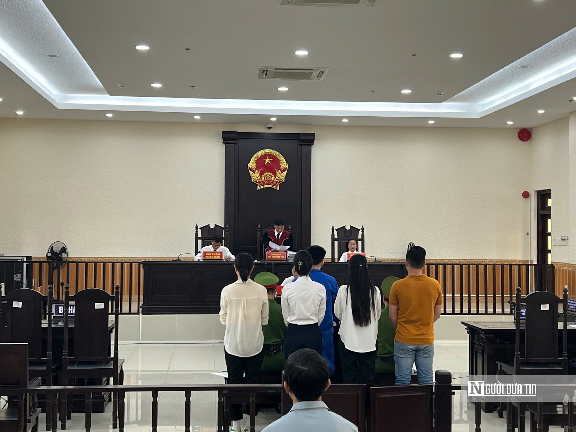 Án tù cho nhóm nam, nữ làm giả giấy tờ để làm thủ tục cấp phép lao động cho người nước ngoài - Ảnh 2.