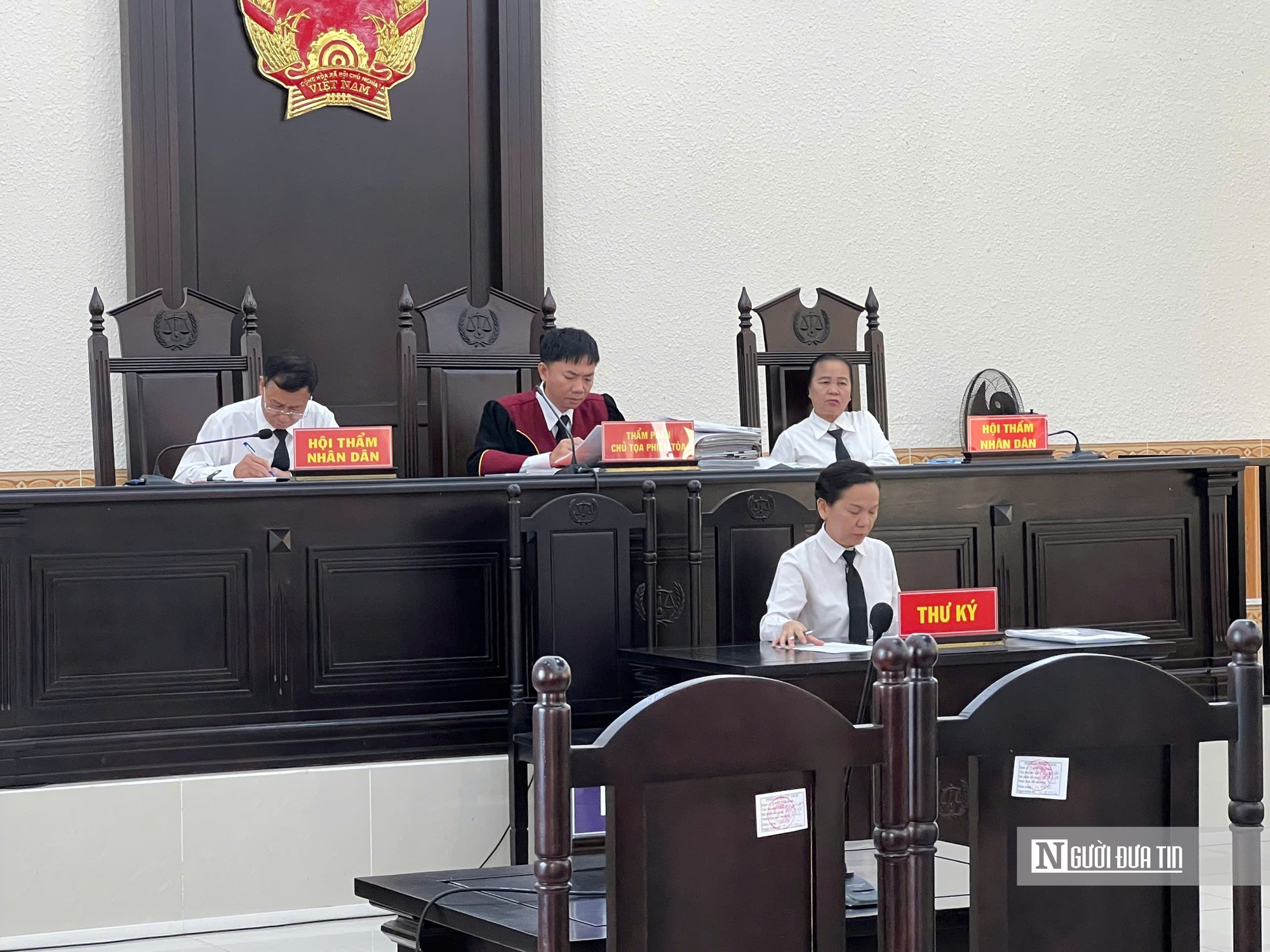 Án tù cho nhóm nam, nữ làm giả giấy tờ để làm thủ tục cấp phép lao động cho người nước ngoài - Ảnh 3.
