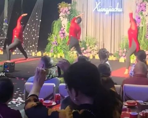 Giữa đám cưới, mẹ chú rể làm một việc khiến gia đình cô dâu "ngượng đỏ mặt" - Ảnh 2.