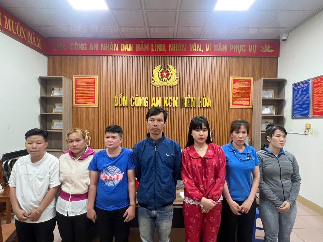 Bắt nhóm nam, nữ đánh nhau náo loạn tại khu công nghiệp - Ảnh 1.