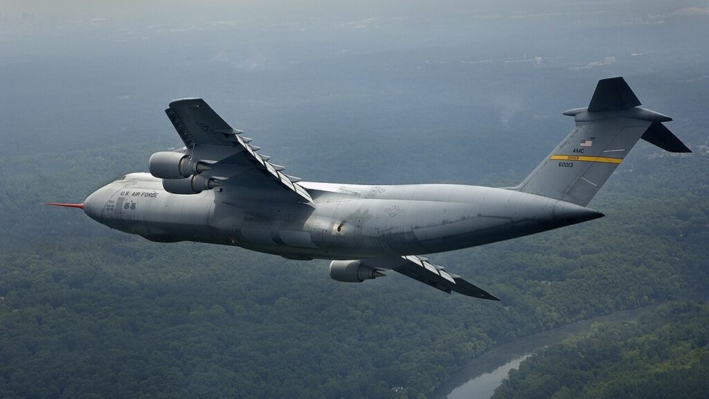 Bộ ba “quái vật vận tải” C-5M, C-17 và C-130: Mỗi chiếc một nhiệm vụ, hợp lực hoàn hảo - Ảnh 1.