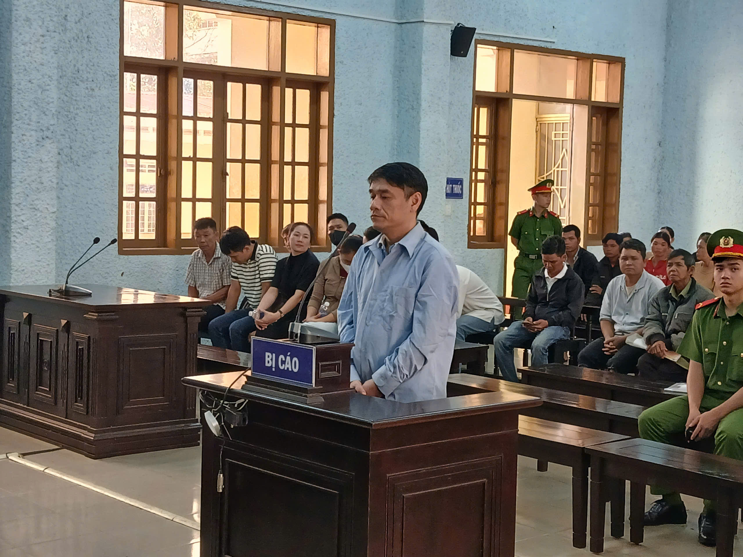 Lừa đảo chiếm đoạt tài sản, cựu Phó giám đốc ngân hàng lãnh án 25 năm tù giam- Ảnh 1.