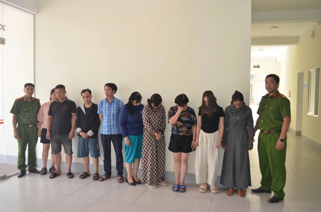 Bắt ổ nhóm làm "chuồng cọp", lắp camera quan sát để… đánh bạc - Ảnh 1.