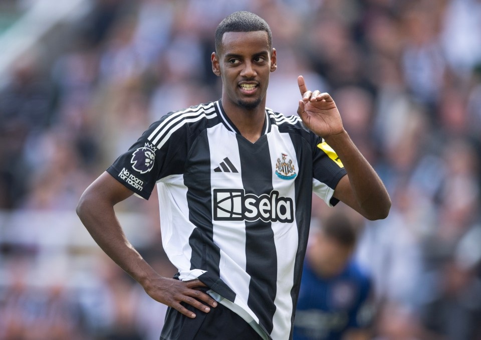 Isak đối mặt nguy cơ bị Newcastle sa thải vì "nổi loạn" - Ảnh 1.