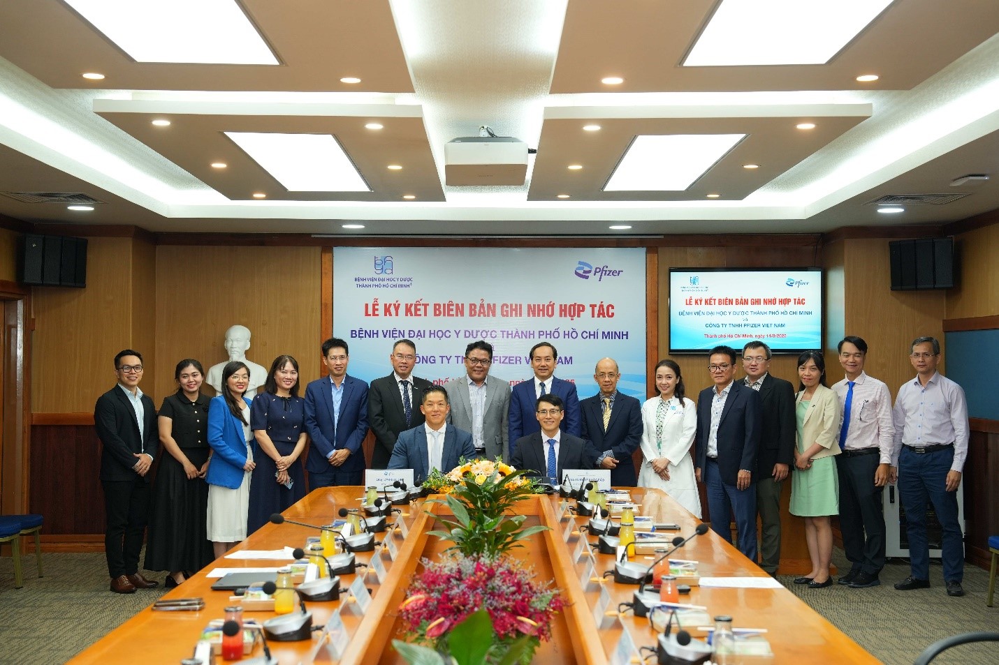 Pfizer và Bệnh viện Đại học Y Dược TP.HCM ký kết Biên bản ghi nhớ để cải thiện chất lượng chăm sóc sức khỏe - Ảnh 1.