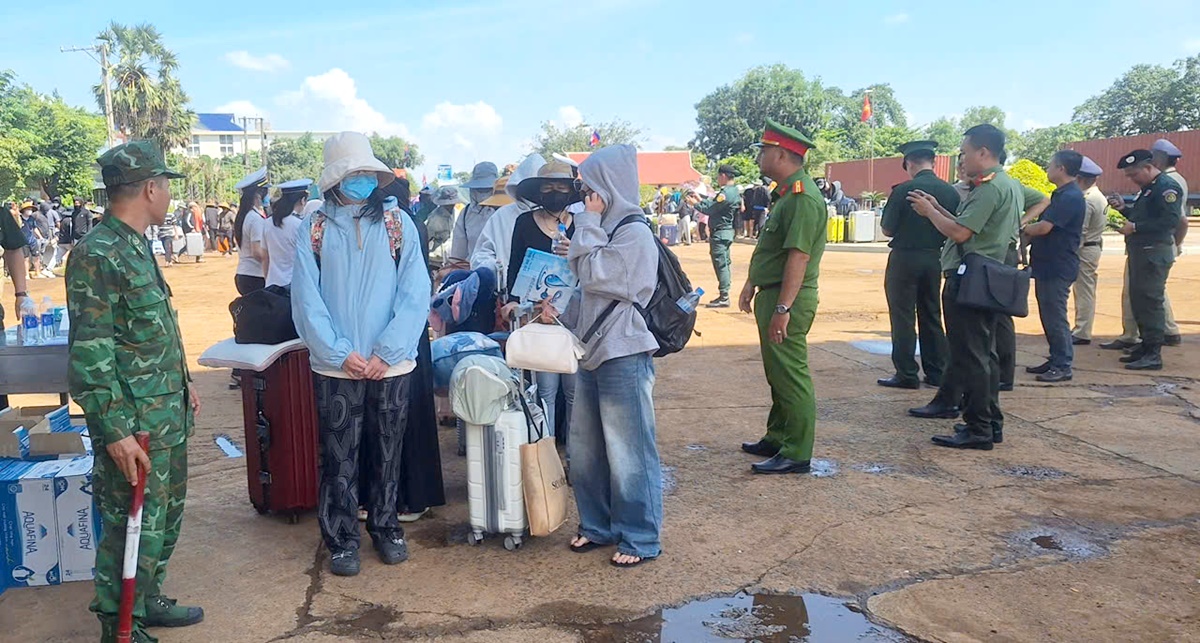 Tây Ninh: Tiếp nhận 353 công dân Việt Nam do Campuchia trao trả - Ảnh 1.