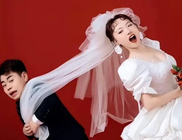 Chàng trai cao 1m28 cưới vợ cao 1m7, choáng với quà cưới giá trị "khủng" - Ảnh 1.
