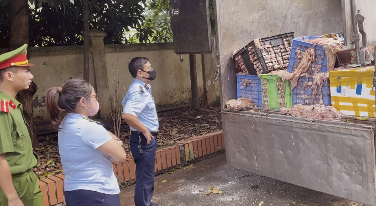 Hà Nội: Phát hiện ô tô vận chuyển hơn 2 tấn mỡ và da bò không rõ nguồn gốc- Ảnh 1.