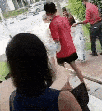 Nhìn lên mái quán cà phê, người dân tái mặt khi chứng kiến cảnh tượng nổi da gà - Ảnh 4.