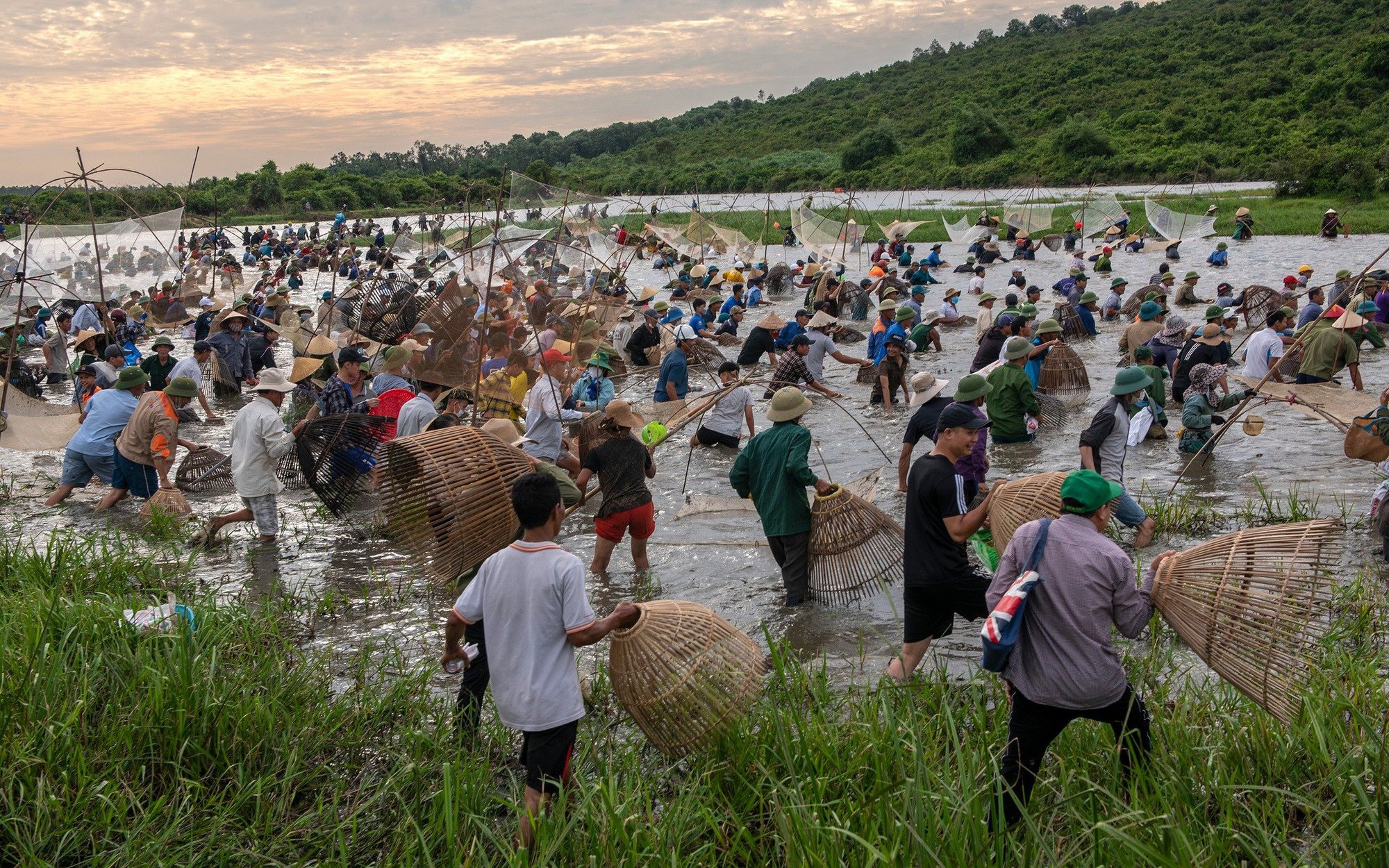 Bản tin 17/8: Bé gái suýt thủng màng nhĩ do bị nhét sỏi vào tai khi đi chơi - Ảnh 2.