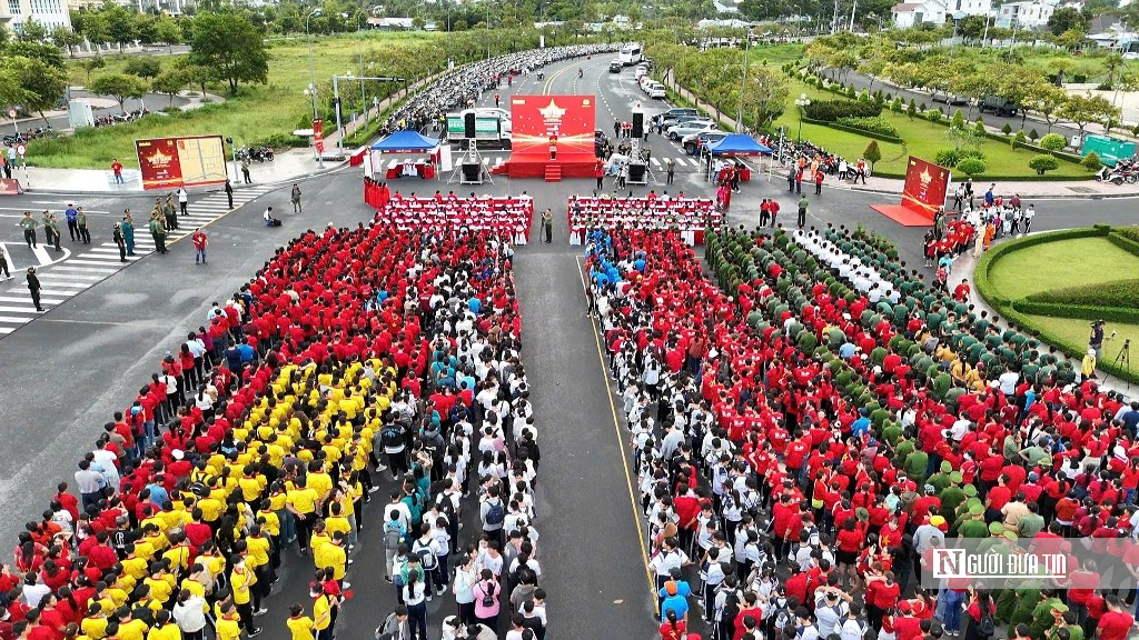 5.000 người đi bộ trên tuyến đường gốm và hoa dài nhất Việt Nam- Ảnh 1.