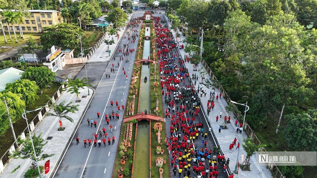 5.000 người đi bộ trên tuyến đường gốm và hoa dài nhất Việt Nam- Ảnh 4.