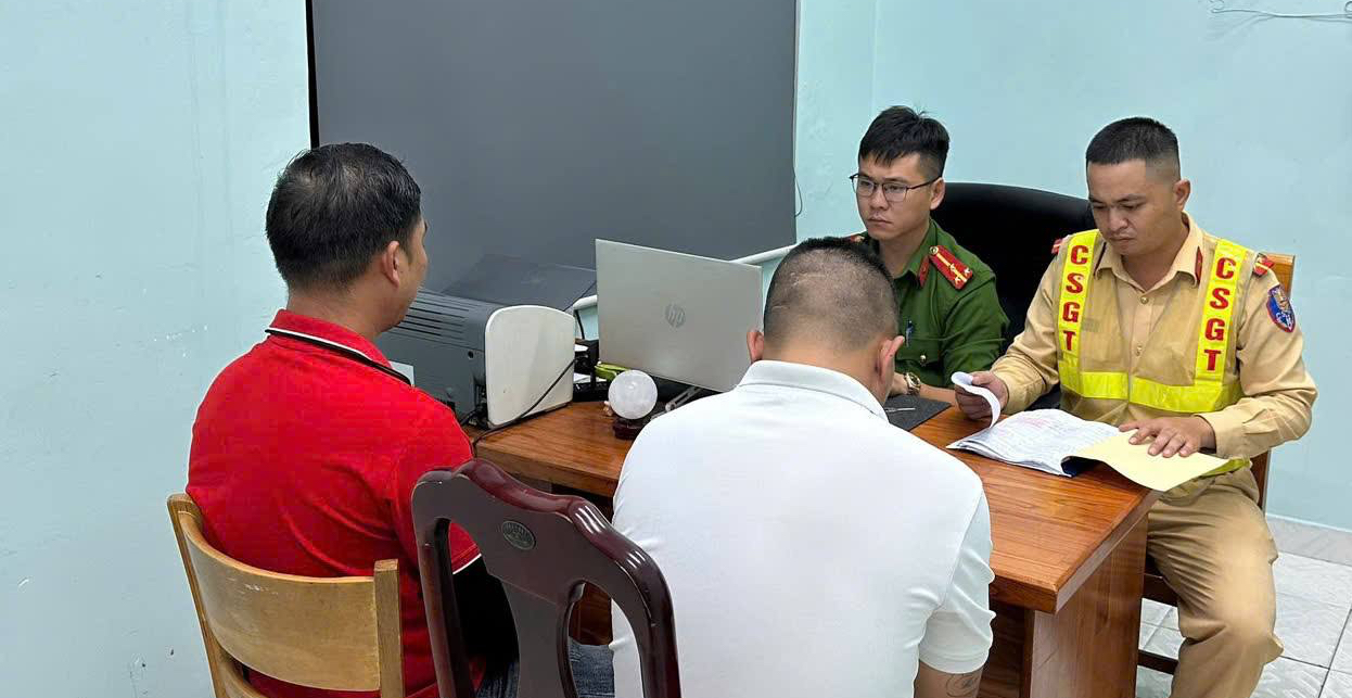 Vụ phụ xe khách ngồi giữa đường chặn xe khác: Do mâu thuẫn tranh giành khách- Ảnh 2.
