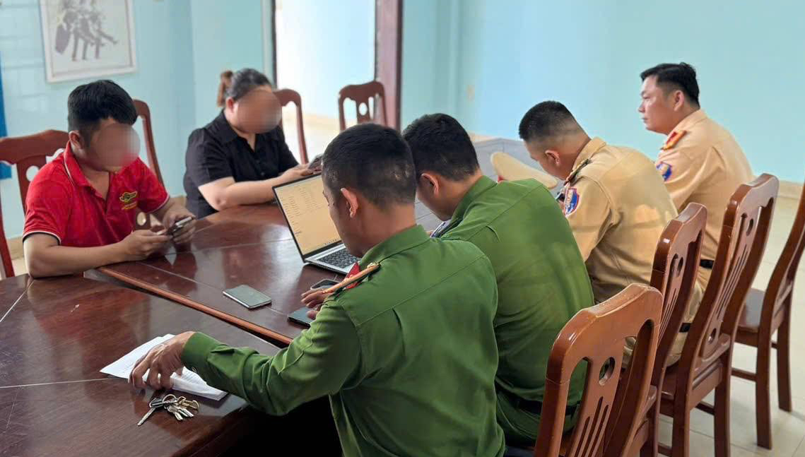 Vụ phụ xe khách ngồi giữa đường chặn xe khác: Do mâu thuẫn tranh giành khách- Ảnh 1.