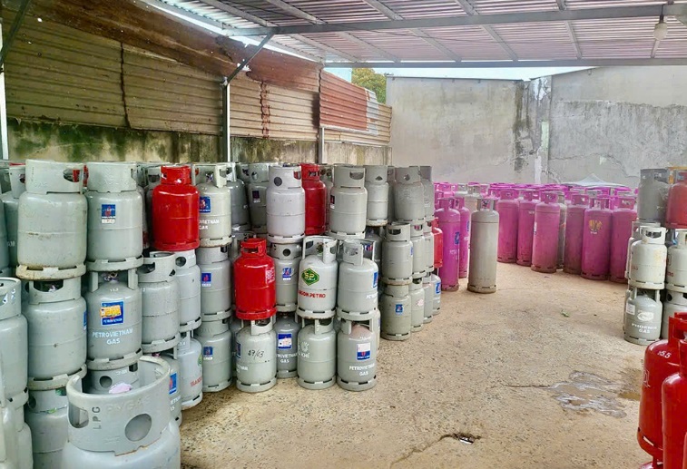 Đột kích xưởng sang chiết gas lậu quy mô lớn, bắt 8 đối tượng - Ảnh 2.