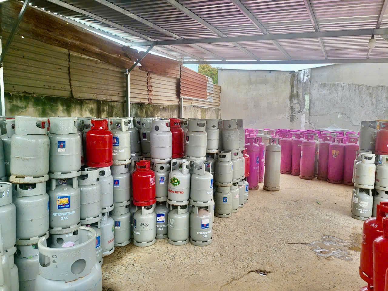 Công an Tp.HCM triệt phá đường dây sang chiết, làm giả 1.000 tấn gas- Ảnh 2.