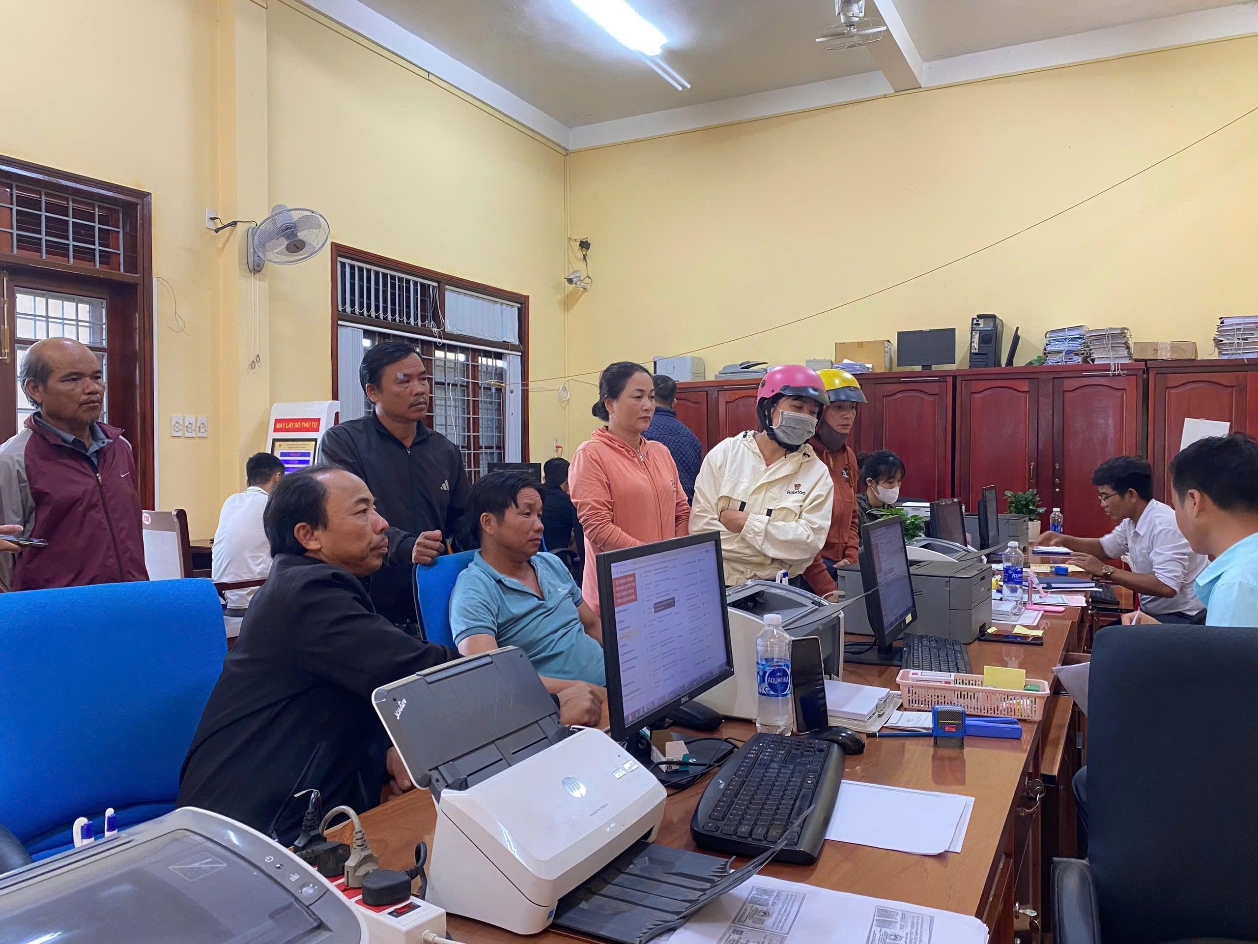 Quảng Ngãi: Trao những bìa hồng đầu tiên sau hơn một tháng vận hành mô hình chính quyền hai cấp tại Đăk Tô- Ảnh 2.