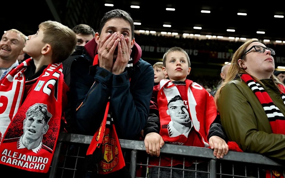 HLV Amorim cho rằng sự căng thẳng của CĐV Man Utd đã ảnh hưởng đến cầu thủ- Ảnh 2.