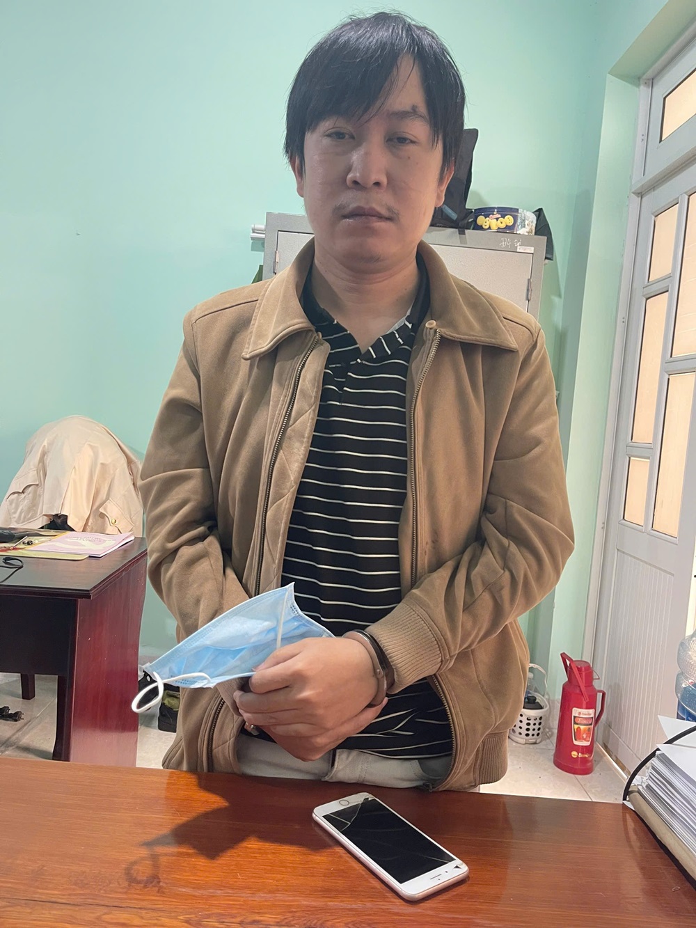 Bắt đối tượng “nổ” là trưởng phòng của một ngân hàng, chiếm đoạt của bạn học 9 tỷ đồng- Ảnh 1.
