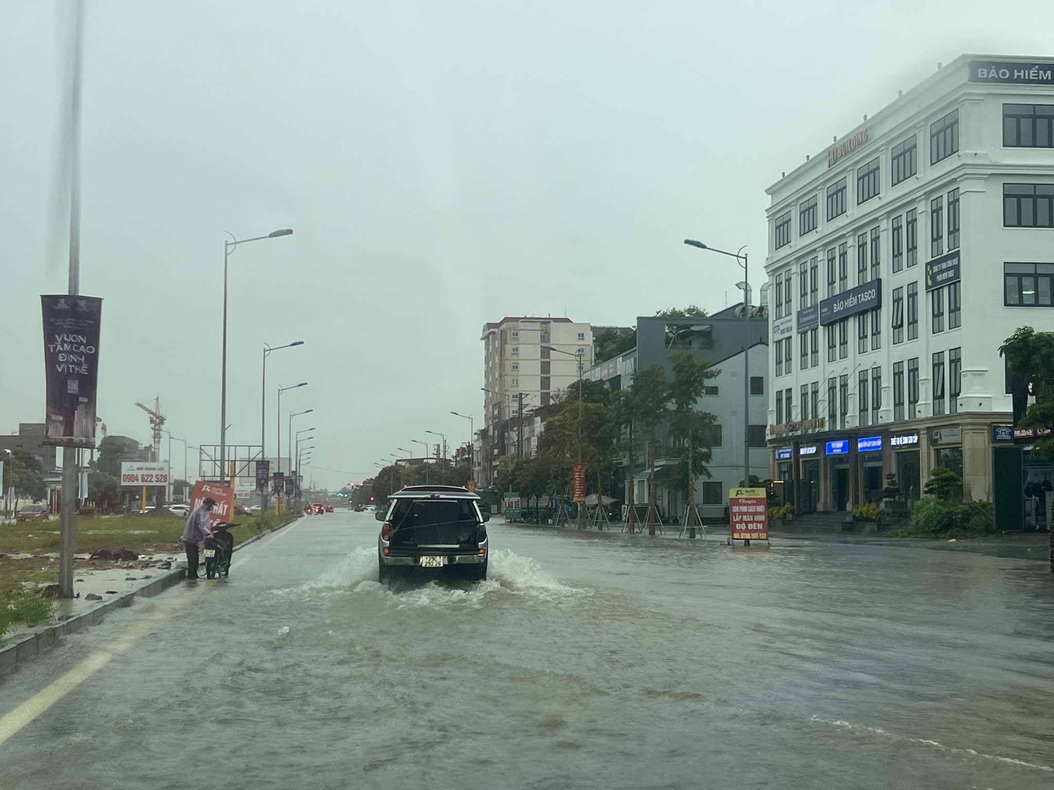 Mưa lớn khiến nhiều tuyến phố ở Nghệ An ngập sâu, phương tiện chết máy- Ảnh 9. Mưa lớn khiến nhiều tuyến phố ở Nghệ An ngập sâu, phương tiện chết máy- Ảnh 9.