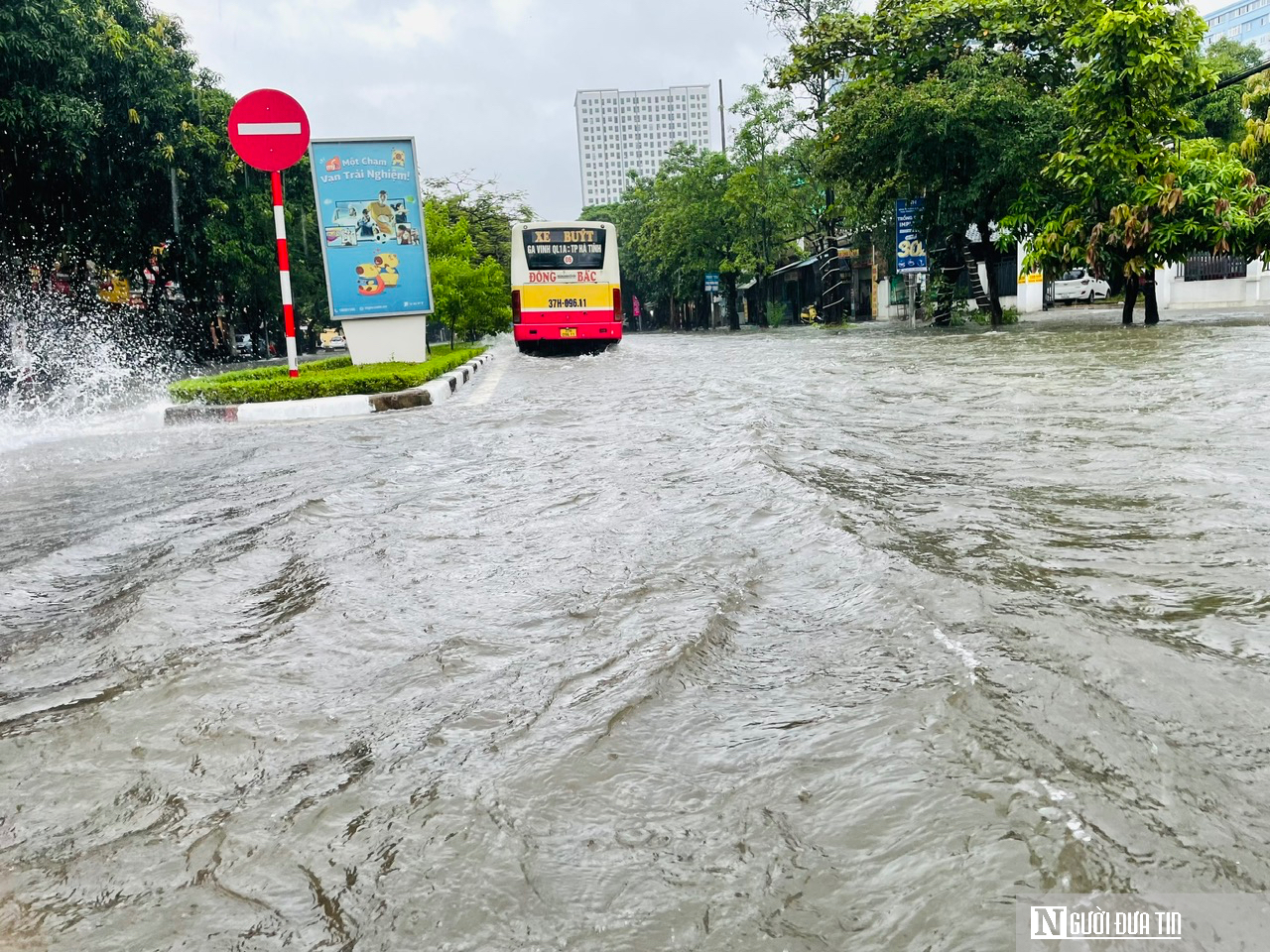 Mưa lớn khiến nhiều tuyến phố ở Nghệ An ngập sâu, phương tiện chết máy- Ảnh 1. Mưa lớn khiến nhiều tuyến phố ở Nghệ An ngập sâu, phương tiện chết máy- Ảnh 1.