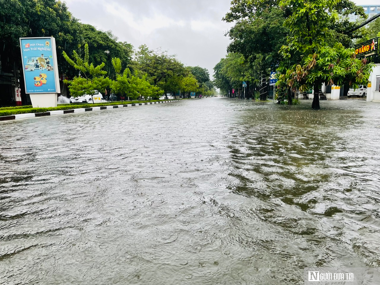 Mưa lớn khiến nhiều tuyến phố ở Nghệ An ngập sâu, phương tiện chết máy- Ảnh 2. Mưa lớn khiến nhiều tuyến phố ở Nghệ An ngập sâu, phương tiện chết máy- Ảnh 2.