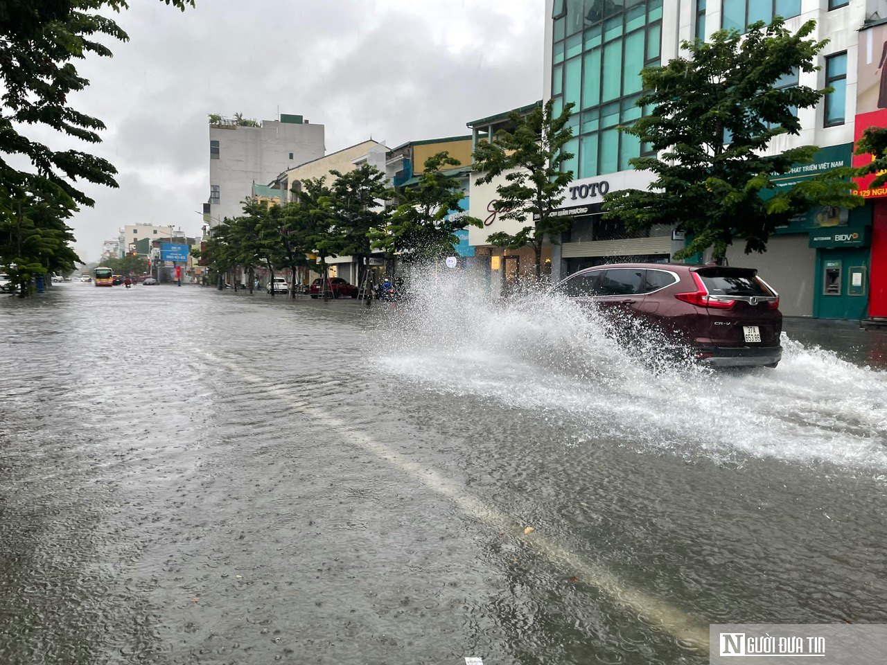 Mưa lớn khiến nhiều tuyến phố ở Nghệ An ngập sâu, phương tiện chết máy- Ảnh 3. Mưa lớn khiến nhiều tuyến phố ở Nghệ An ngập sâu, phương tiện chết máy- Ảnh 3.