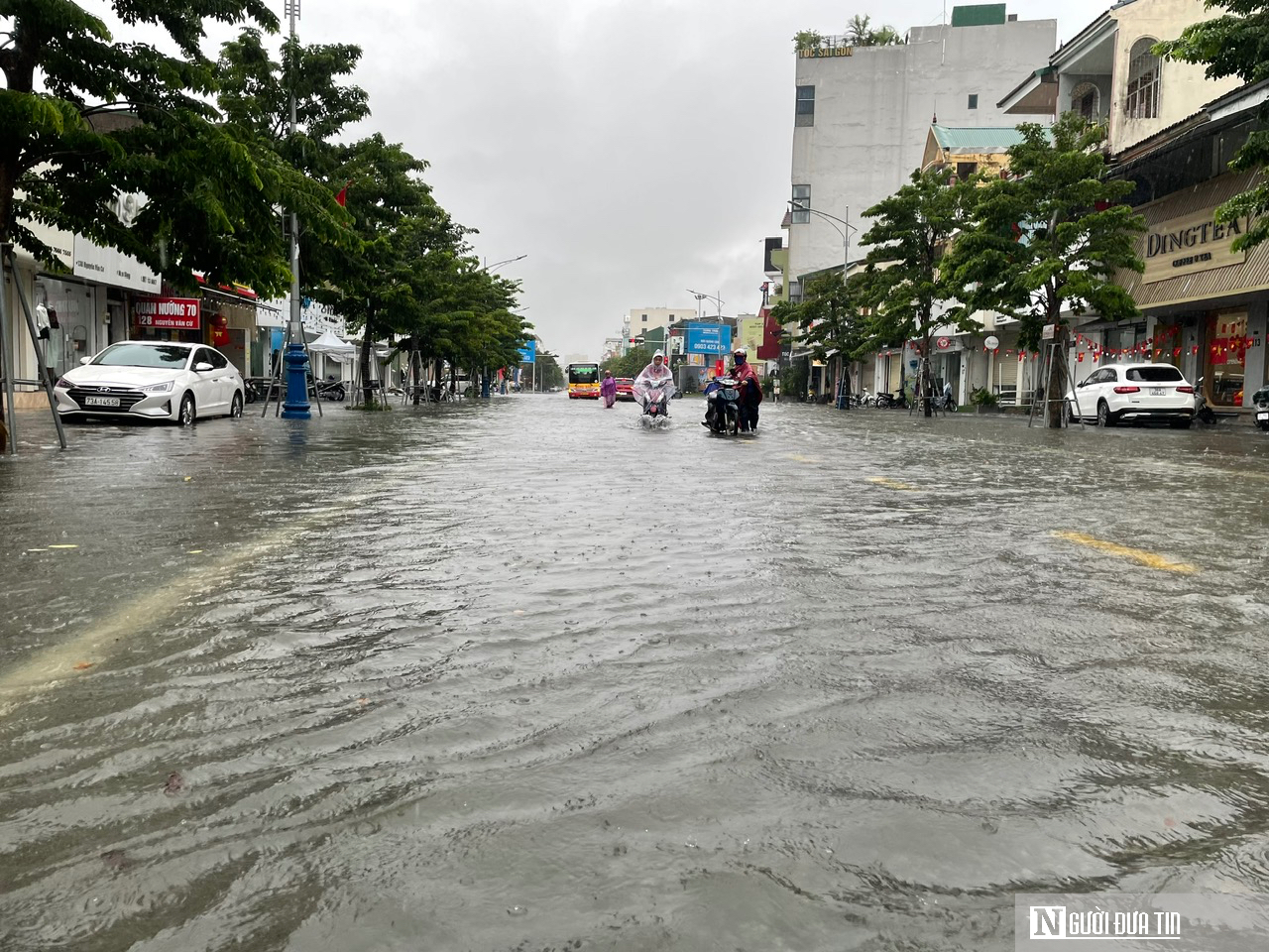Mưa lớn khiến nhiều tuyến phố ở Nghệ An ngập sâu, phương tiện chết máy- Ảnh 4. Mưa lớn khiến nhiều tuyến phố ở Nghệ An ngập sâu, phương tiện chết máy- Ảnh 4.