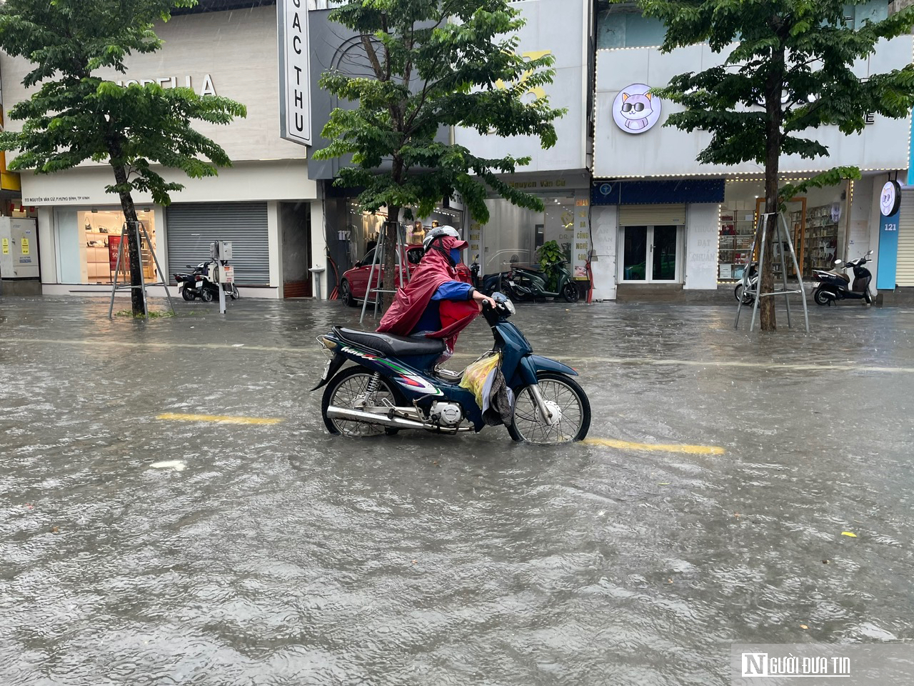 Mưa lớn khiến nhiều tuyến phố ở Nghệ An ngập sâu, phương tiện chết máy- Ảnh 5. Mưa lớn khiến nhiều tuyến phố ở Nghệ An ngập sâu, phương tiện chết máy- Ảnh 5.
