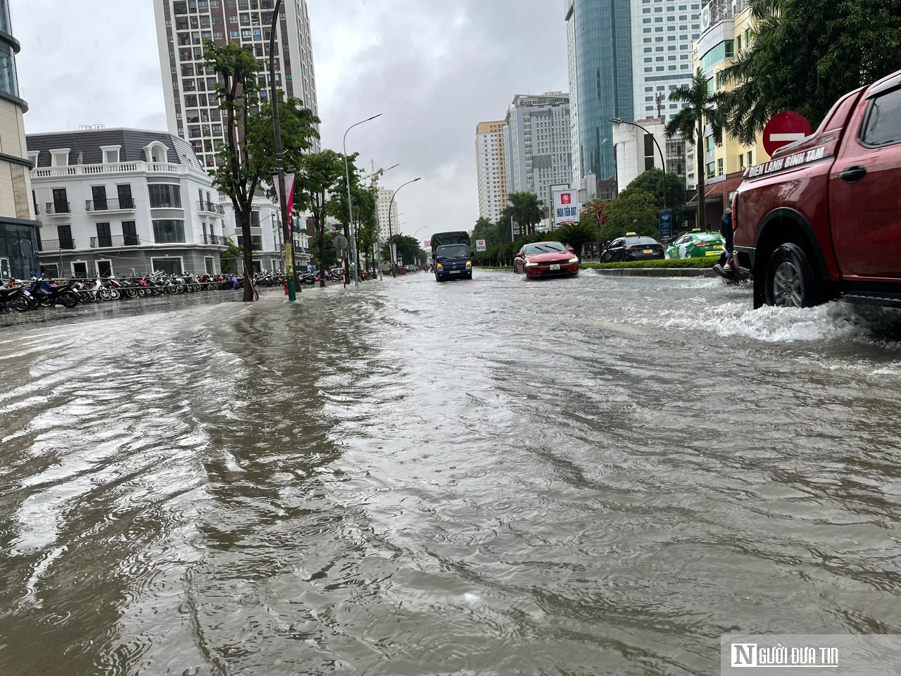 Mưa lớn khiến nhiều tuyến phố ở Nghệ An ngập sâu, phương tiện chết máy- Ảnh 6. Mưa lớn khiến nhiều tuyến phố ở Nghệ An ngập sâu, phương tiện chết máy- Ảnh 6.